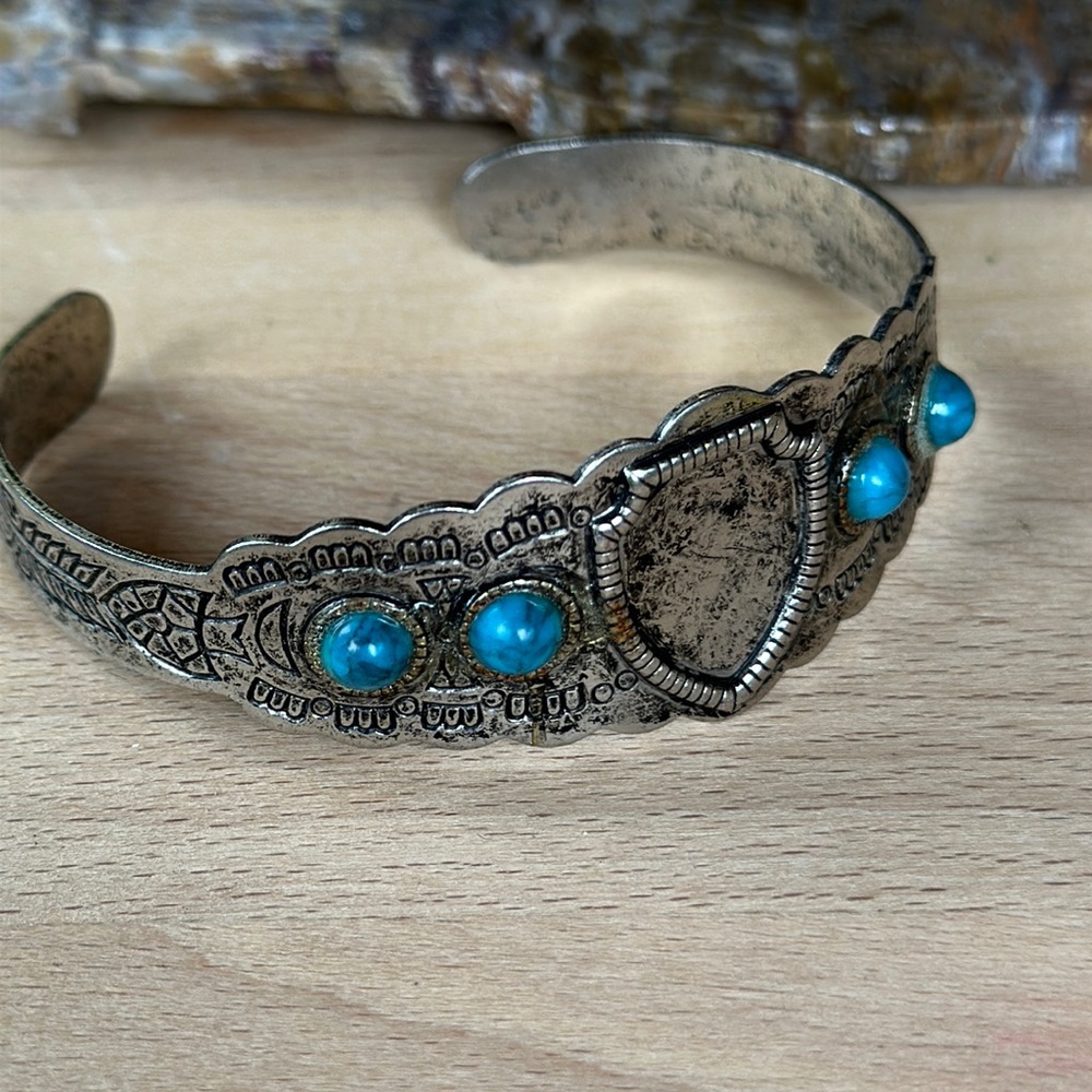 Rustic southwestern silver tone turquoise chip cuff bracelet